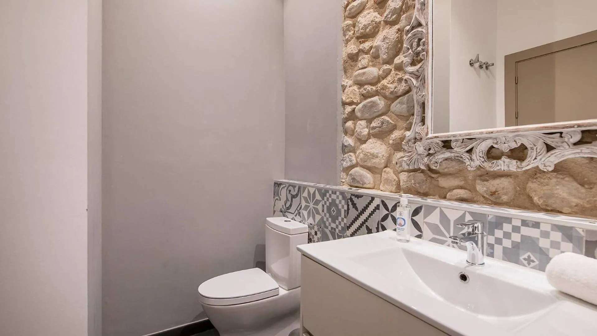 דירות ז'ירונה Old Town Duplex With Character ספרד