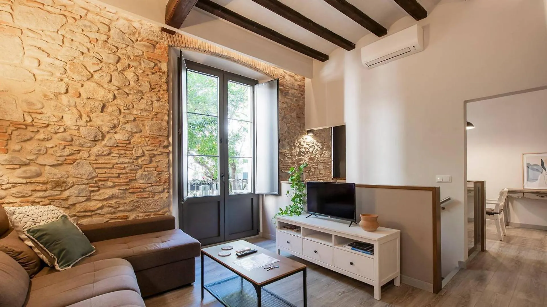 דירות ז'ירונה Old Town Duplex With Character 0*,